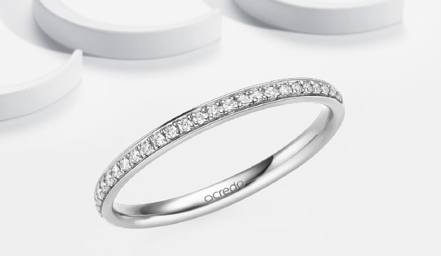Anillos Memoire y anillos con tachuelas en platino | acredo