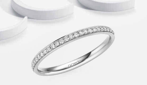 Anillos Memoire y anillos con tachuelas en platino | acredo