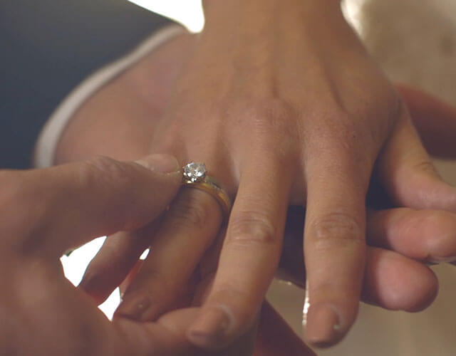 El lado derecho para el anillo